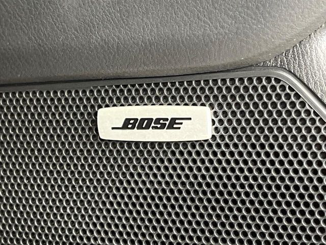 【BOSEサウンドシステム】メーカーオプションの高品位サウンドシステムを搭載。専用のチューニングが施された大小様々なスピーカーから良質なサウンドが奏でられ、臨場感あふれる音響空間を演出します。