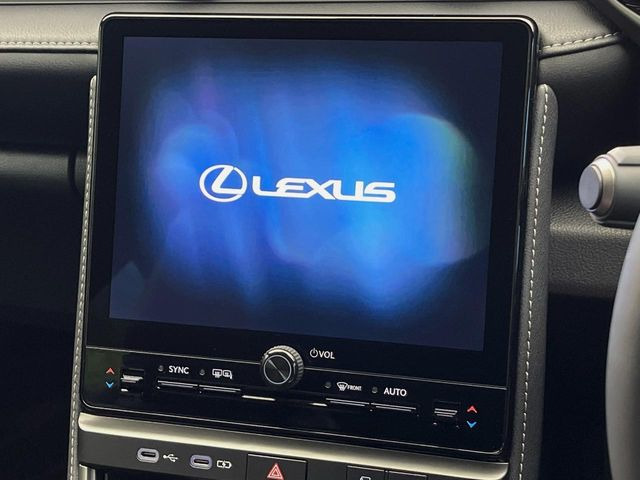 �y9.8�C���` �f�B�X�v���C�I�[�f�B�I�z���ʂ̃f�B�X�v���C��AppleCarPlay��AndroidAuto�����p�\�B�傫�ȉ�ʂŃX�}�z�i�r�A�v���������p���������܂���