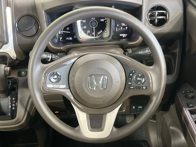 �C���e���A�ɍ��킹���f�U�C���̃X�e�A�����O�́A�^�]�������̂��Ƃ��l���A�^�]���₷���`��A�傫���ł��B�����x�A���ۂɐG���Ă��m���߂��������B