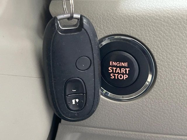 【Hondaスマートキー】カバンやポケットに入れたままでもドアの施錠・解錠が可能なスマートキーを装備。エンジンのオン・オフ時もカギを取り出す必要が無いからとっても便利です♪