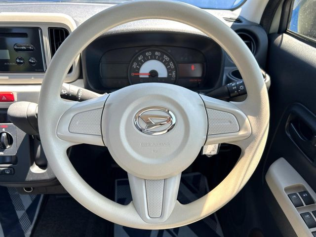 �C���e���A�ɍ��킹���f�U�C���̃X�e�A�����O�́A�^�]�������̂��Ƃ��l���A�^�]���₷���`��A�傫���ł��B�����x�A���ۂɐG���Ă��m���߂��������B