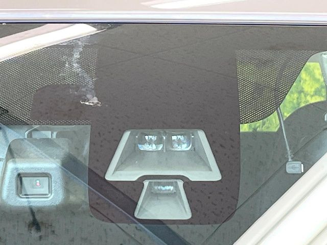 【エマージェンシーブレーキ】走行中に前方の車両等を認識し、衝突しそうな時は警報とブレーキで衝突回避と被害軽減をアシスト。より安全にドライブをお楽しみいただけます。