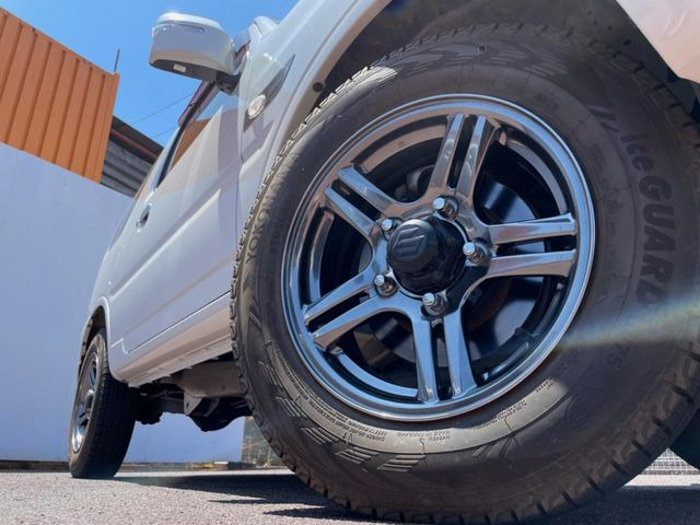 �y����16�C���`�A���~�z�C�[���z�O�ςɃ}�b�`���������A���~�z�C�[���𑕒����Ă���܂��B�e��ЊO�A���~�z�C�[����A�X�^�b�h���X�^�C�����戵�����Ă���܂��B���񂲑��k����������