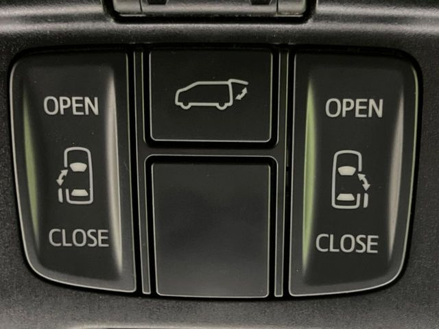 【両側パワースライドドア】スマートキーや運転席のスイッチで後席両側スライドドアの開閉が可能♪電動だから力を入れてドアを開ける必要が無く、小さなお子様でも簡単に開け閉めでき快適です♪