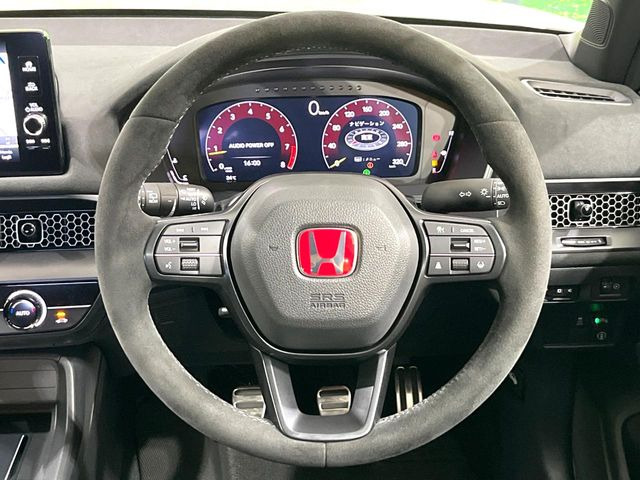 �C���e���A�ɍ��킹���f�U�C���̃X�e�A�����O�́A�^�]�������̂��Ƃ��l���A�^�]���₷���`��A�傫���ł��B�����x�A���ۂɐG���Ă��m���߂��������B