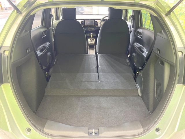 普段のお買い物や通勤、送迎等に十分な荷室スペースを確保しております。セカンドシートを倒すと、大きな荷物の積載も可能です♪