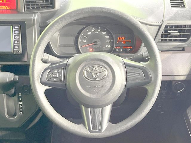 �C���e���A�ɍ��킹���f�U�C���̃X�e�A�����O�́A�^�]�������̂��Ƃ��l���A�^�]���₷���`��A�傫���ł��B�����x�A���ۂɐG���Ă��m���߂��������B