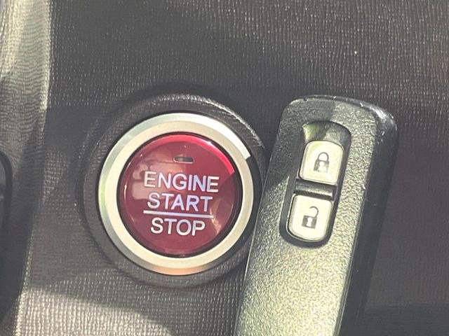 �yHonda�X�}�[�g�L�[�z�J�o����|�P�b�g�ɓ��ꂽ�܂܂ł��h�A�̎{���E�������\�ȃX�}�[�g�L�[�𑕔��B�G���W���̃I���E�I�t�����J�M�����o���K�v����������Ƃ��Ă��֗��ł���