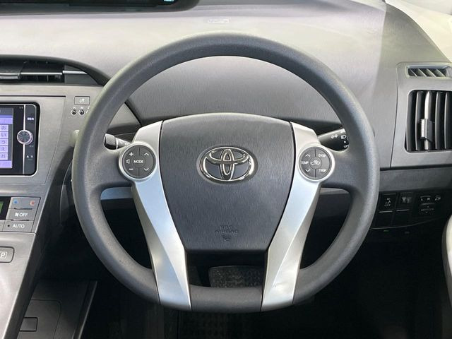 �C���e���A�ɍ��킹���f�U�C���̃X�e�A�����O�́A�^�]�������̂��Ƃ��l���A�^�]���₷���`��A�傫���ł��B�����x�A���ۂɐG���Ă��m���߂��������B