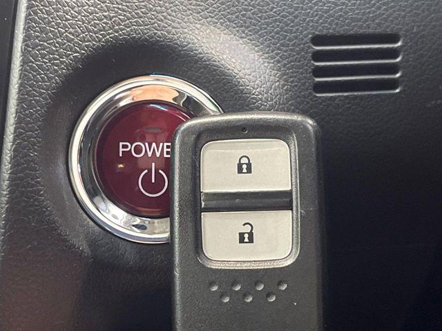 �yHonda�X�}�[�g�L�[�z�J�o����|�P�b�g�ɓ��ꂽ�܂܂ł��h�A�̎{���E�������\�ȃX�}�[�g�L�[�𑕔��B�G���W���̃I���E�I�t�����J�M�����o���K�v����������Ƃ��Ă��֗��ł���
