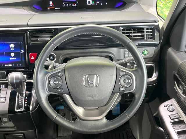 インテリアに合わせたデザインのステアリングは、運転される方のことも考え、運転しやすい形状、大きさです。是非一度、実際に触ってお確かめください。
