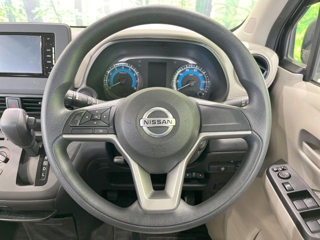�C���e���A�ɍ��킹���f�U�C���̃X�e�A�����O�́A�^�]�������̂��Ƃ��l���A�^�]���₷���`��A�傫���ł��B�����x�A���ۂɐG���Ă��m���߂��������B