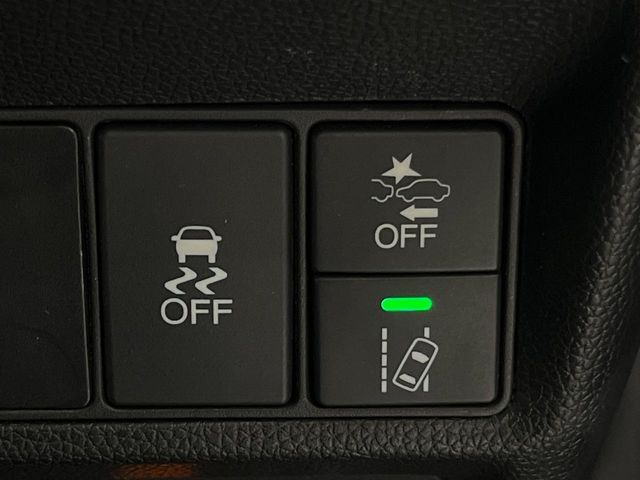 【ホンダセンシング】走行中に前方の車両等を認識し、衝突しそうな時は警報とブレーキで衝突回避と被害軽減をアシスト。より安全にドライブをお楽しみいただけます。