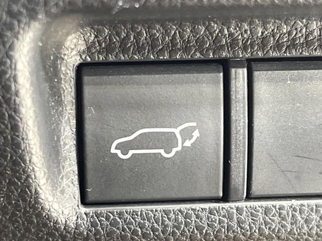 【パワーバックドア】スマートキーや運転席のボタンを押すだけでリアゲートが自動で開閉します!荷物を持っている時や、高い位置にあるバックドアを閉める際に便利な機能です♪