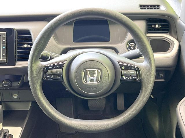 【ステアリングスイッチ】運転中、前方から目線をそらすことなく、オーディオ等の操作が可能な便利機能!安心&快適なドライブを演出してくれます♪
