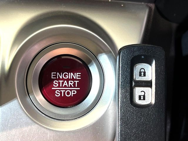 �yHonda�X�}�[�g�L�[�z�J�o����|�P�b�g�ɓ��ꂽ�܂܂ł��h�A�̎{���E�������\�ȃX�}�[�g�L�[�𑕔��B�G���W���̃I���E�I�t�����J�M�����o���K�v����������Ƃ��Ă��֗��ł���