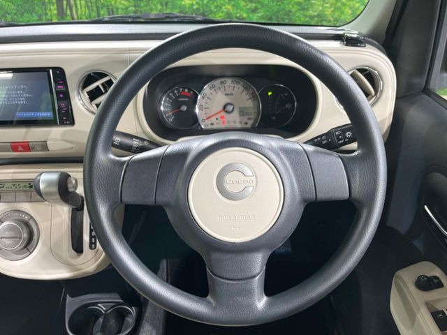 �C���e���A�ɍ��킹���f�U�C���̃X�e�A�����O�́A�^�]�������̂��Ƃ��l���A�^�]���₷���`��A�傫���ł��B�����x�A���ۂɐG���Ă��m���߂��������B