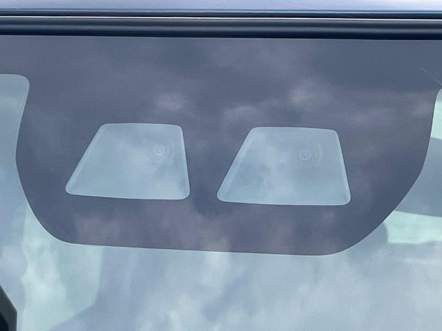 【スマートアシスト】走行中に前方の車両等を認識し、衝突しそうな時は警報とブレーキで衝突回避と被害軽減をアシスト。より安全にドライブをお楽しみいただけます。