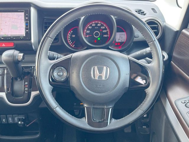 �C���e���A�ɍ��킹���f�U�C���̃X�e�A�����O�́A�^�]�������̂��Ƃ��l���A�^�]���₷���`��A�傫���ł��B�����x�A���ۂɐG���Ă��m���߂��������B