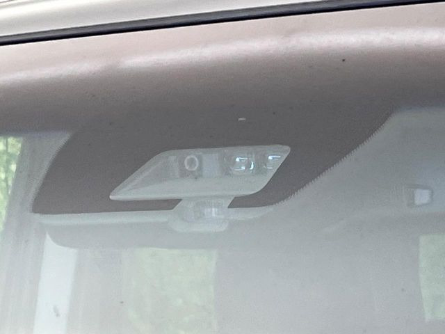 【三菱e-Assist】走行中に前方の車両等を認識し、衝突しそうな時は警報とブレーキで衝突回避と被害軽減をアシスト。より安全にドライブをお楽しみいただけます。
