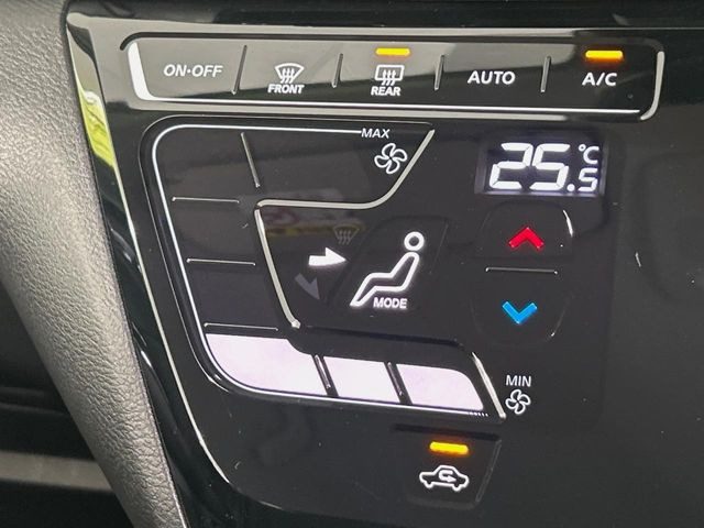 【オートエアコン】一度お好みの温度に設定すれば、車内の温度を検知し風量や温度を自動で調整。暑い&hellip;寒い&hellip;と何度もスイッチ操作をする必要はありません。快適な車内空間には必須の機能ですね♪