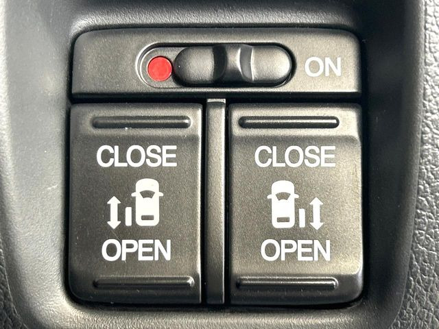 【両側パワースライドドア】スマートキーや運転席のスイッチで後席両側スライドドアの開閉が可能♪電動だから力を入れてドアを開ける必要が無く、小さなお子様でも簡単に開け閉めでき快適です♪