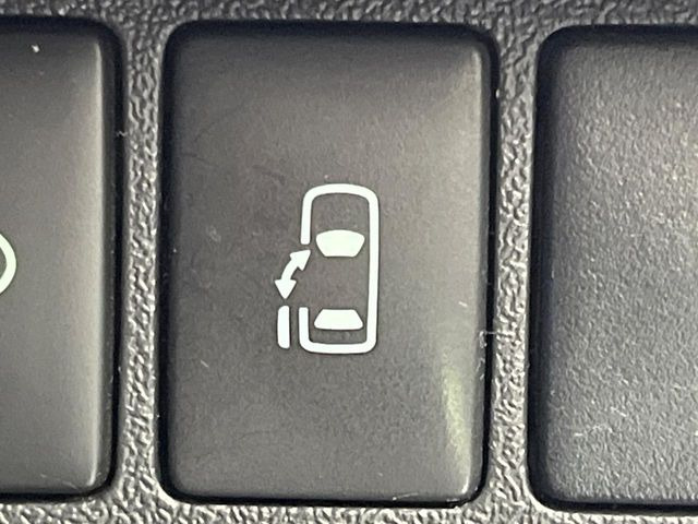 【パワースライドドア】スマートキーや運転席のスイッチでスライドドアの開閉が可能♪電動だから力を入れてドアを開ける必要が無く、小さいお子様でも、重い荷物を持っている時もラクに開け閉めできます♪