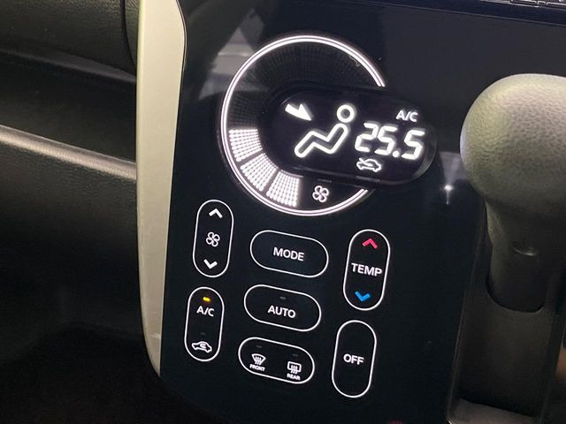 【オートエアコン】一度お好みの温度に設定すれば、車内の温度を検知し風量や温度を自動で調整。暑い&hellip;寒い&hellip;と何度もスイッチ操作をする必要はありません。快適な車内空間には必須の機能ですね♪