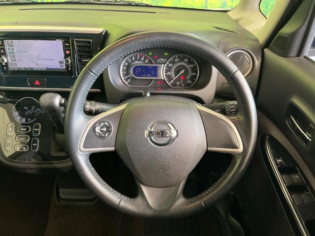�C���e���A�ɍ��킹���f�U�C���̃X�e�A�����O�́A�^�]�������̂��Ƃ��l���A�^�]���₷���`��A�傫���ł��B�����x�A���ۂɐG���Ă��m���߂��������B