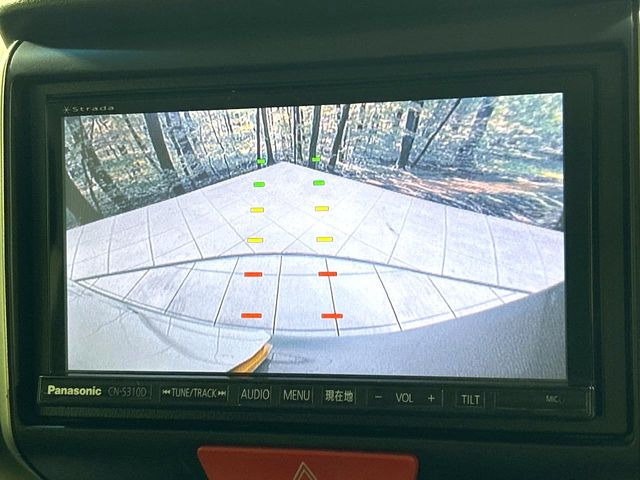【バックカメラ】駐車時に後方がリアルタイム映像で確認できます。大型商業施設や立体駐車場での駐車時や、夜間のバック時に大活躍!運転スキルに関わらず、今や必須となった装備のひとつです!