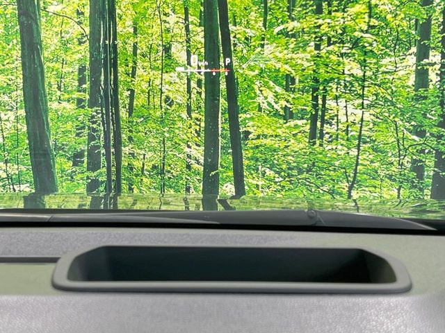 【カラーヘッドアップディスプレイ】現在の速度や走行情報をデジタル表示で運転席前方のガラスに投影!カラー付きで視認性も高く、運転中目線をずらさず必要な情報を確認できるのでとっても便利で安心!
