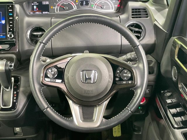 【純正革巻きステアリング】上質な革を使用することで、手にしっかり馴染みとても運転しやすいハンドルです♪