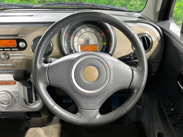 �C���e���A�ɍ��킹���f�U�C���̃X�e�A�����O�́A�^�]�������̂��Ƃ��l���A�^�]���₷���`��A�傫���ł��B�����x�A���ۂɐG���Ă��m���߂��������B