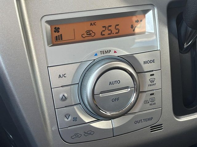 【オートエアコン】一度お好みの温度に設定すれば、車内の温度を検知し風量や温度を自動で調整。暑い&hellip;寒い&hellip;と何度もスイッチ操作をする必要はありません。快適な車内空間には必須の機能ですね♪