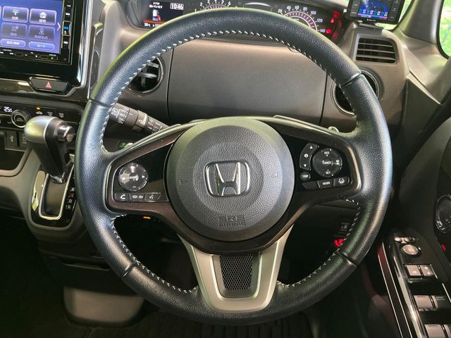 インテリアに合わせたデザインのステアリングは、運転される方のことも考え、運転しやすい形状、大きさです。是非一度、実際に触ってお確かめください。