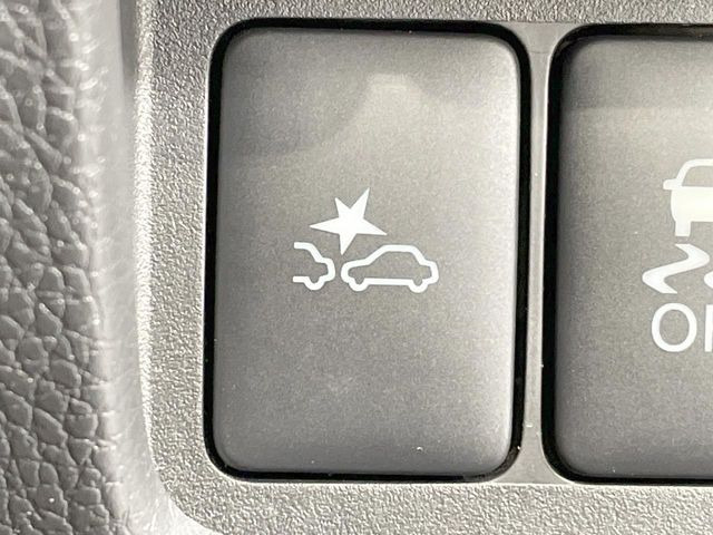 【エマージェンシーブレーキ】走行中に前方の車両等を認識し、衝突しそうな時は警報とブレーキで衝突回避と被害軽減をアシスト。より安全にドライブをお楽しみいただけます。