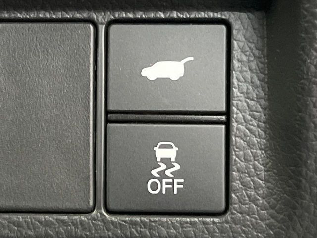 【パワーバックドア】スマートキーや運転席のボタンを押すだけでリアゲートが自動で開閉します!荷物を持っている時や、高い位置にあるバックドアを閉める際に便利な機能です♪
