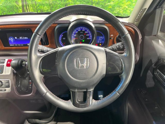 �C���e���A�ɍ��킹���f�U�C���̃X�e�A�����O�́A�^�]�������̂��Ƃ��l���A�^�]���₷���`��A�傫���ł��B�����x�A���ۂɐG���Ă��m���߂��������B