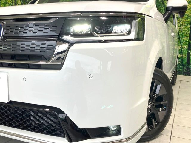 【LEDヘッドライト】悪天候や夜間走行時も良好な視界を確保し安心して運転できる高輝度LEDヘッドライトを装備!点灯速度が早く、消費電力も抑えられています。