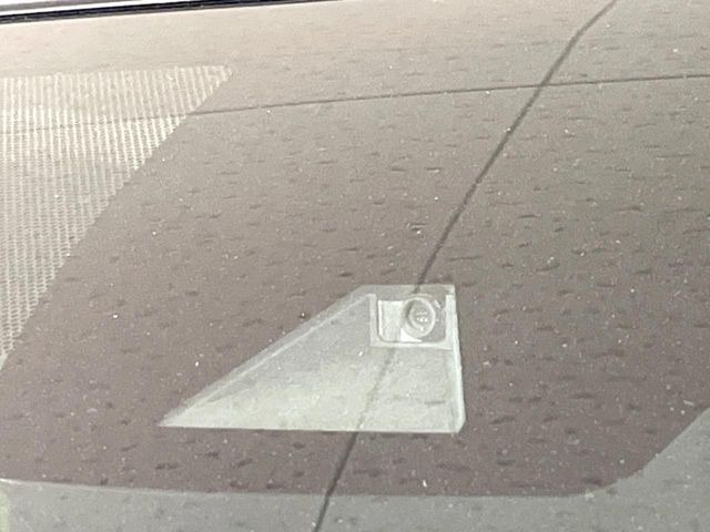 【トヨタセーフティセンス】走行中に前方の車両等を認識し、衝突しそうな時は警報とブレーキで衝突回避と被害軽減をアシスト。より安全にドライブをお楽しみいただけます。