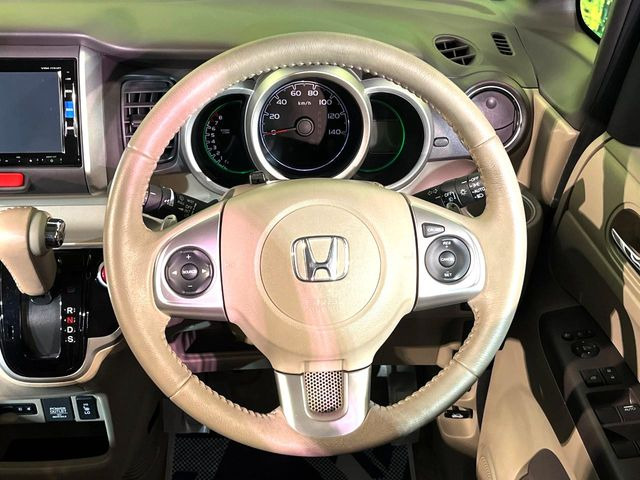 �C���e���A�ɍ��킹���f�U�C���̃X�e�A�����O�́A�^�]�������̂��Ƃ��l���A�^�]���₷���`��A�傫���ł��B�����x�A���ۂɐG���Ă��m���߂��������B