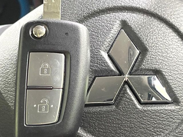 【キーレス】少し離れた場所からでもボタン一つでドアの開錠・施錠ができるのでとっても便利!ドアの鍵穴周りに傷をつけることもありません♪