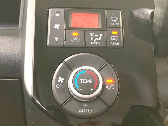 【オートエアコン】一度お好みの温度に設定すれば、車内の温度を検知し風量や温度を自動で調整。暑い&hellip;寒い&hellip;と何度もスイッチ操作をする必要はありません。快適な車内空間には必須の機能ですね♪