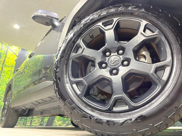 【純正18インチアルミホイール】外観にマッチした純正アルミホイールを装着しております。各種社外アルミホイールや、スタッドレスタイヤも取扱いしております。是非ご相談ください♪