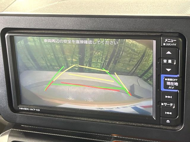 【バックカメラ】駐車時に後方がリアルタイム映像で確認できます。大型商業施設や立体駐車場での駐車時や、夜間のバック時に大活躍!運転スキルに関わらず、今や必須となった装備のひとつです!