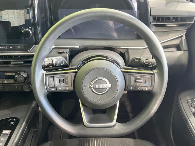 �C���e���A�ɍ��킹���f�U�C���̃X�e�A�����O�́A�^�]�������̂��Ƃ��l���A�^�]���₷���`��A�傫���ł��B�����x�A���ۂɐG���Ă��m���߂��������B