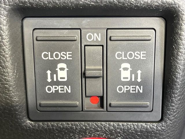 【両側パワースライドドア】スマートキーや運転席のスイッチで後席両側スライドドアの開閉が可能♪電動だから力を入れてドアを開ける必要が無く、小さなお子様でも簡単に開け閉めでき快適です♪