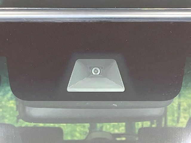 【ホンダセンシング】走行中に前方の車両等を認識し、衝突しそうな時は警報とブレーキで衝突回避と被害軽減をアシスト。より安全にドライブをお楽しみいただけます。