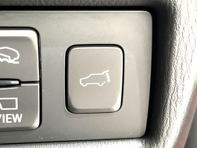 【パワーバックドア】スマートキーや運転席のボタンを押すだけでリアゲートが自動で開閉します!荷物を持っている時や、高い位置にあるバックドアを閉める際に便利な機能です♪