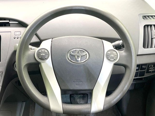 �C���e���A�ɍ��킹���f�U�C���̃X�e�A�����O�́A�^�]�������̂��Ƃ��l���A�^�]���₷���`��A�傫���ł��B�����x�A���ۂɐG���Ă��m���߂��������B